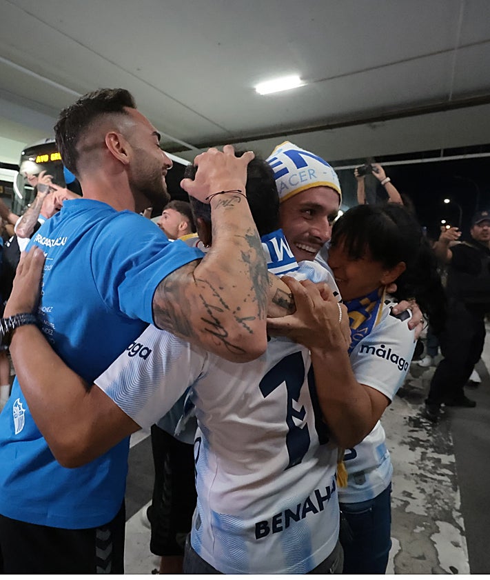 Imagen secundaria 2 - Épico recibimiento a los héroes del Málaga