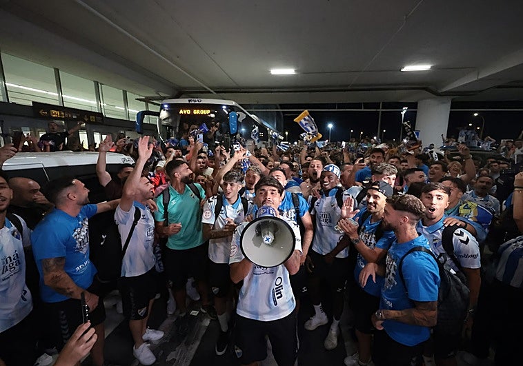 Épico recibimiento a los héroes del Málaga