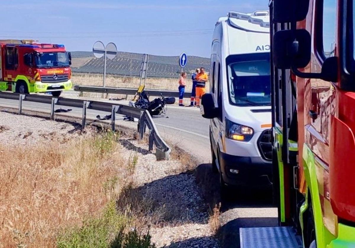 Fallece un motorista de 50 años tras chocar contra una valla y caer en una arqueta