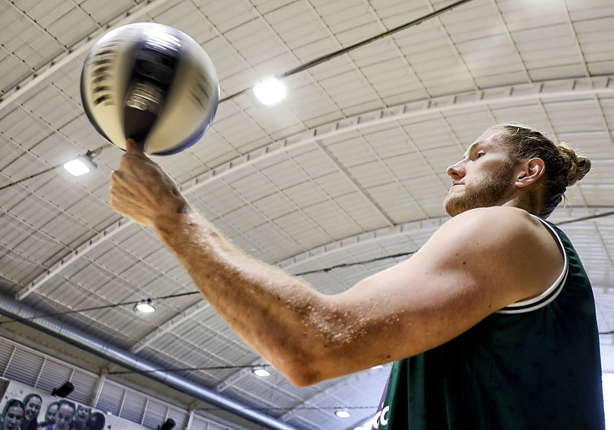 Osetkowski hace malabarismos antes de un entrenamiento en el Martín Urbano.