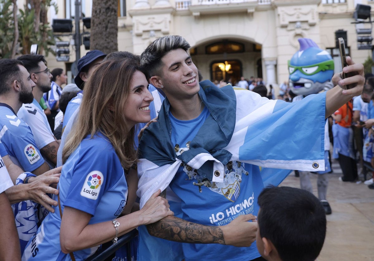 Antoñito Cordero se hace un selfi con una aficionado durante las celebraciones.