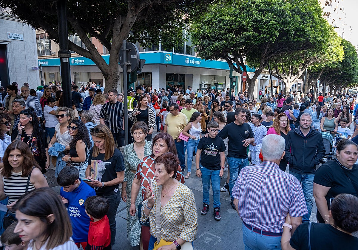Ciudadanos paseando por las calles.