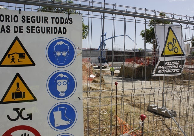 Obras de construcción del nuevo depósito, en el polígono de Alhaurín de la Torre.