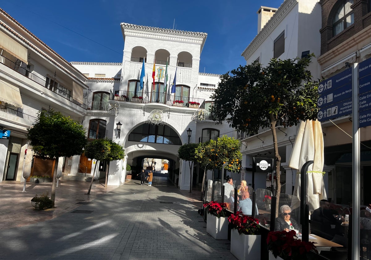 Fachada principal del Ayuntamiento nerjeño en la céntrica calle Carmen.