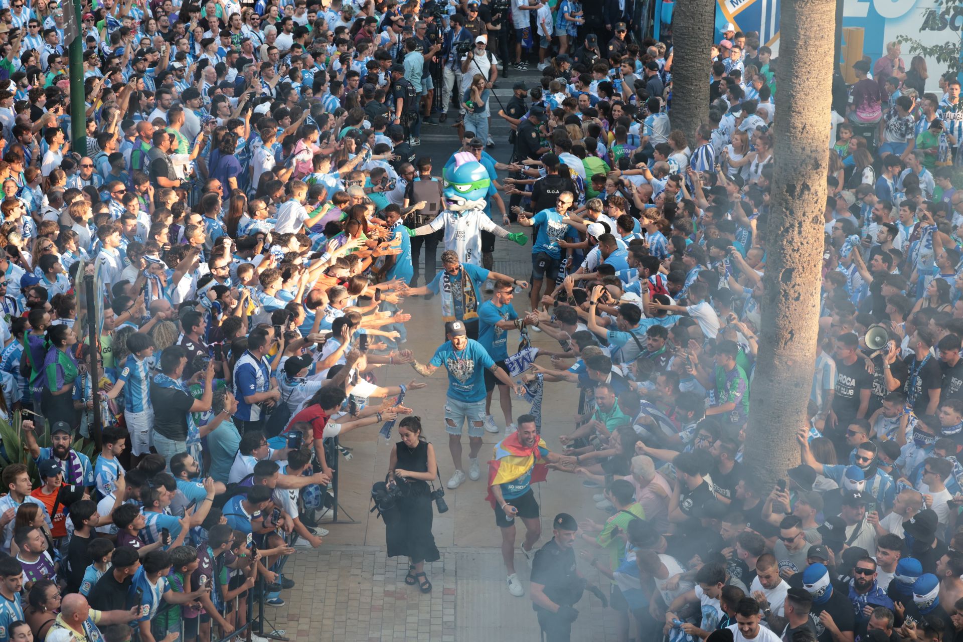 Numerosos aficionados esperaban al equipo en el Ayuntamiento, cénit de la celebración