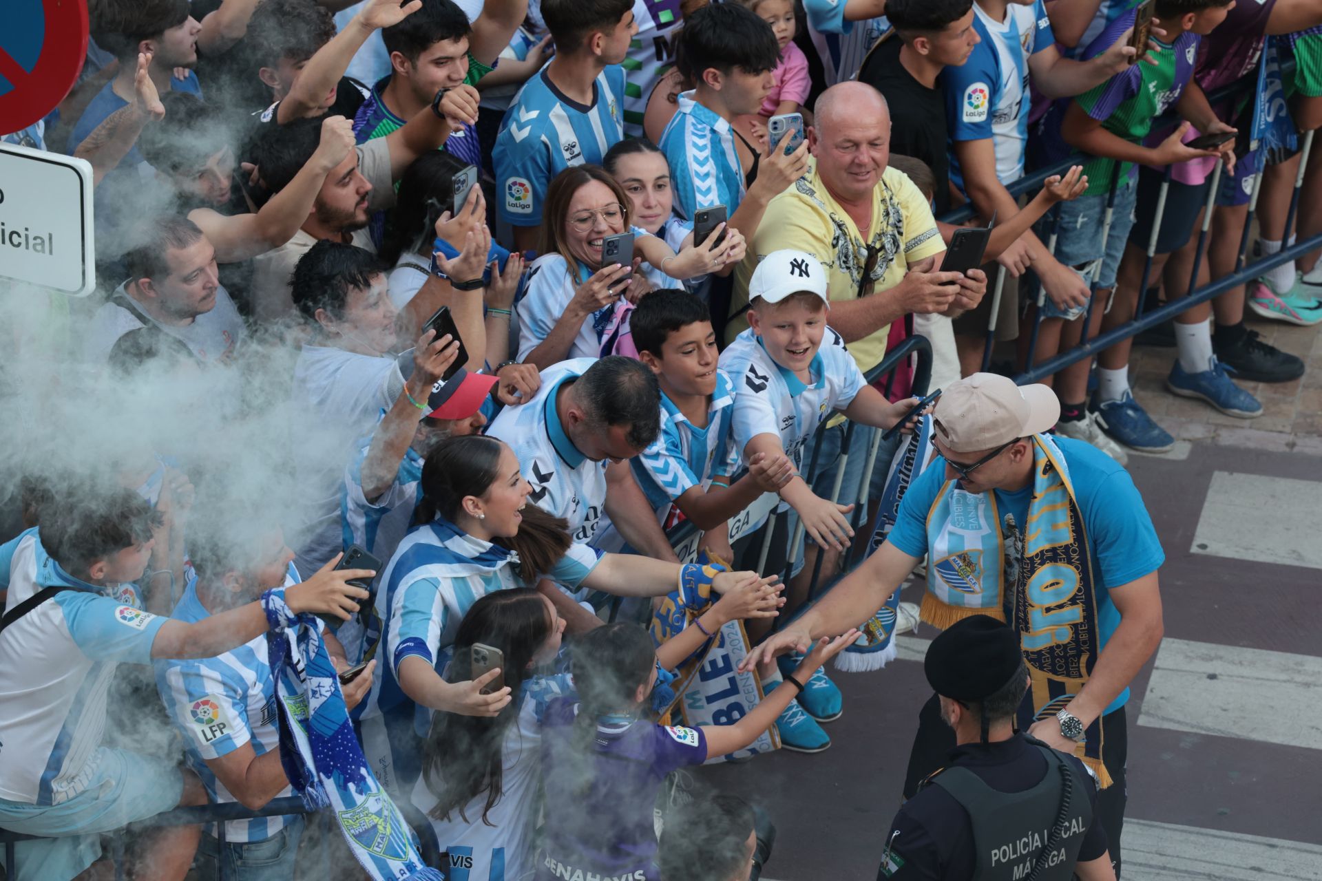 Numerosos aficionados esperaban al equipo en el Ayuntamiento, cénit de la celebración