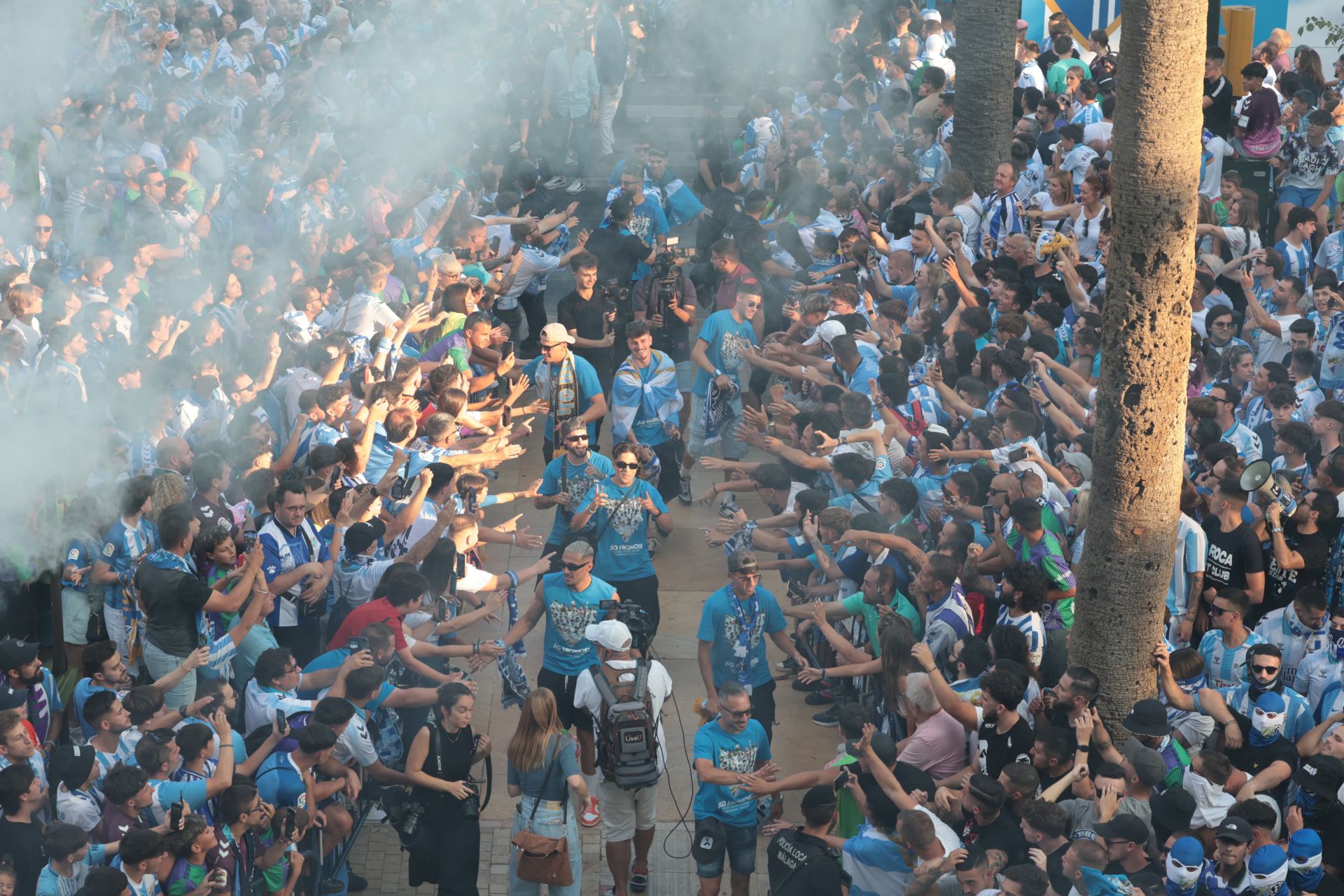 Numerosos aficionados esperaban al equipo en el Ayuntamiento, cénit de la celebración