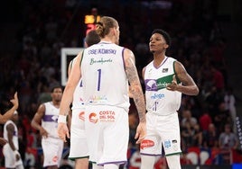 Carter se dirige a Osetkowski en un partido de esta temporada.