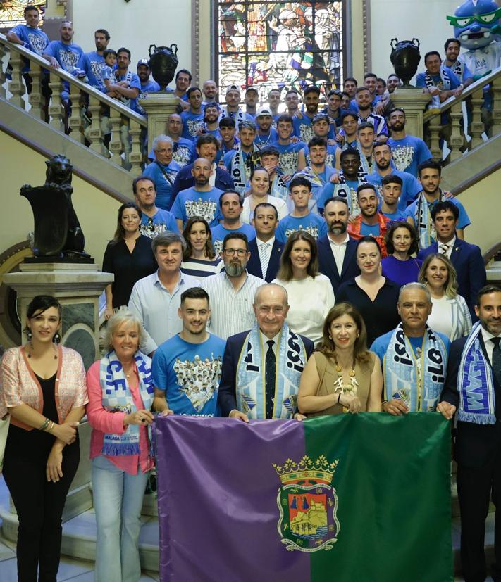 Imagen secundaria 2 - Larrubia hizo de 'speaker' presentando a todo el equipo en el Ayuntamiento. Los jugadores entran al Ayuntamiento mientras chocan las manos de los aficionados. Las autoridades posan con la plantilla y la directiva del Málaga en el Ayuntamiento