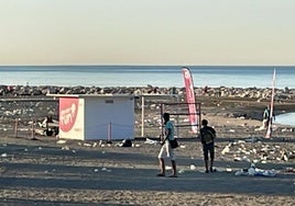 Retiran 23 toneladas de basura de las playas de Málaga tras la noche de San Juan