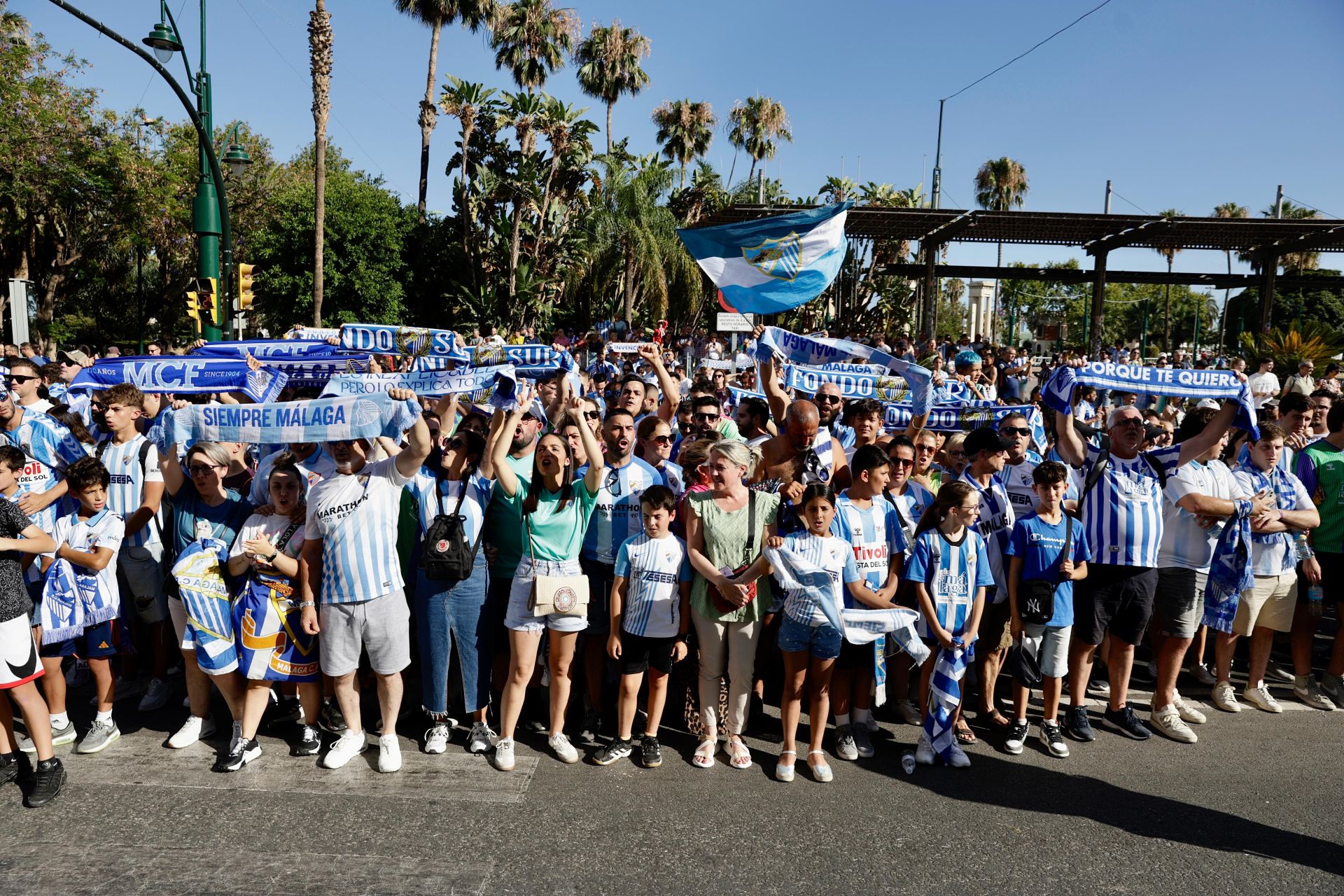 Aficionados malaguistas esperando al equipo en el Centro