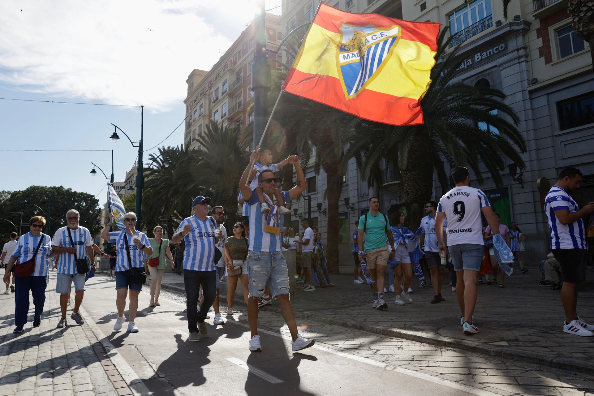 Aficionados malaguistas esperando al equipo en el Centro