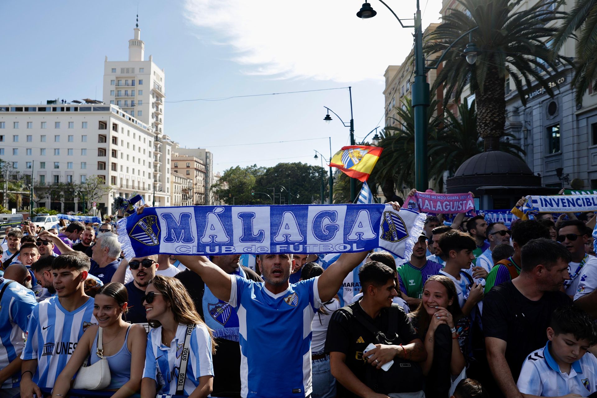 Aficionados malaguistas esperando al equipo en el Centro