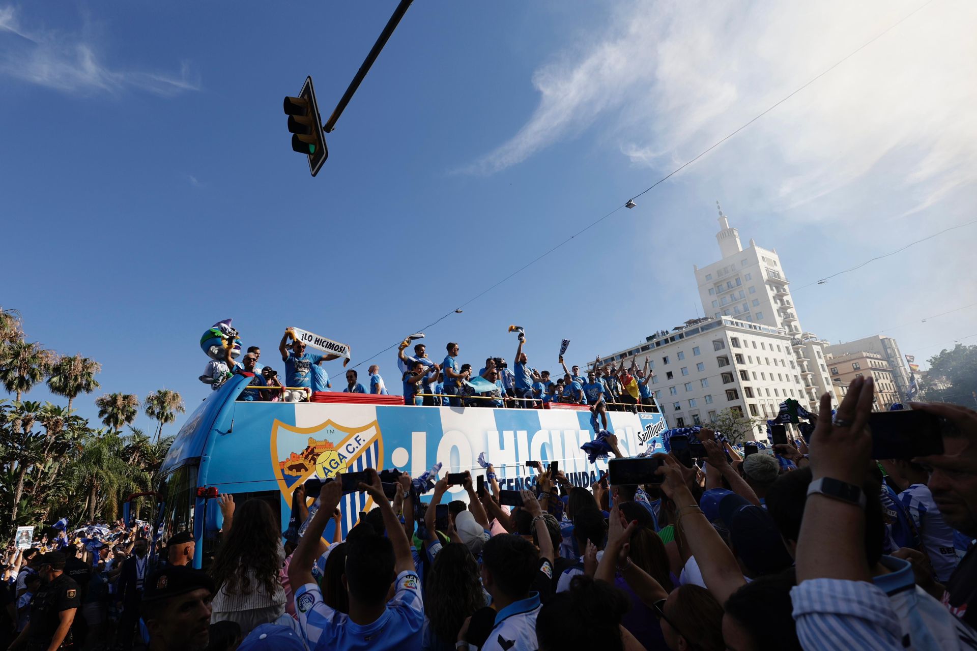 La celebración del ascenso del Málaga en la ciudad, en imágenes