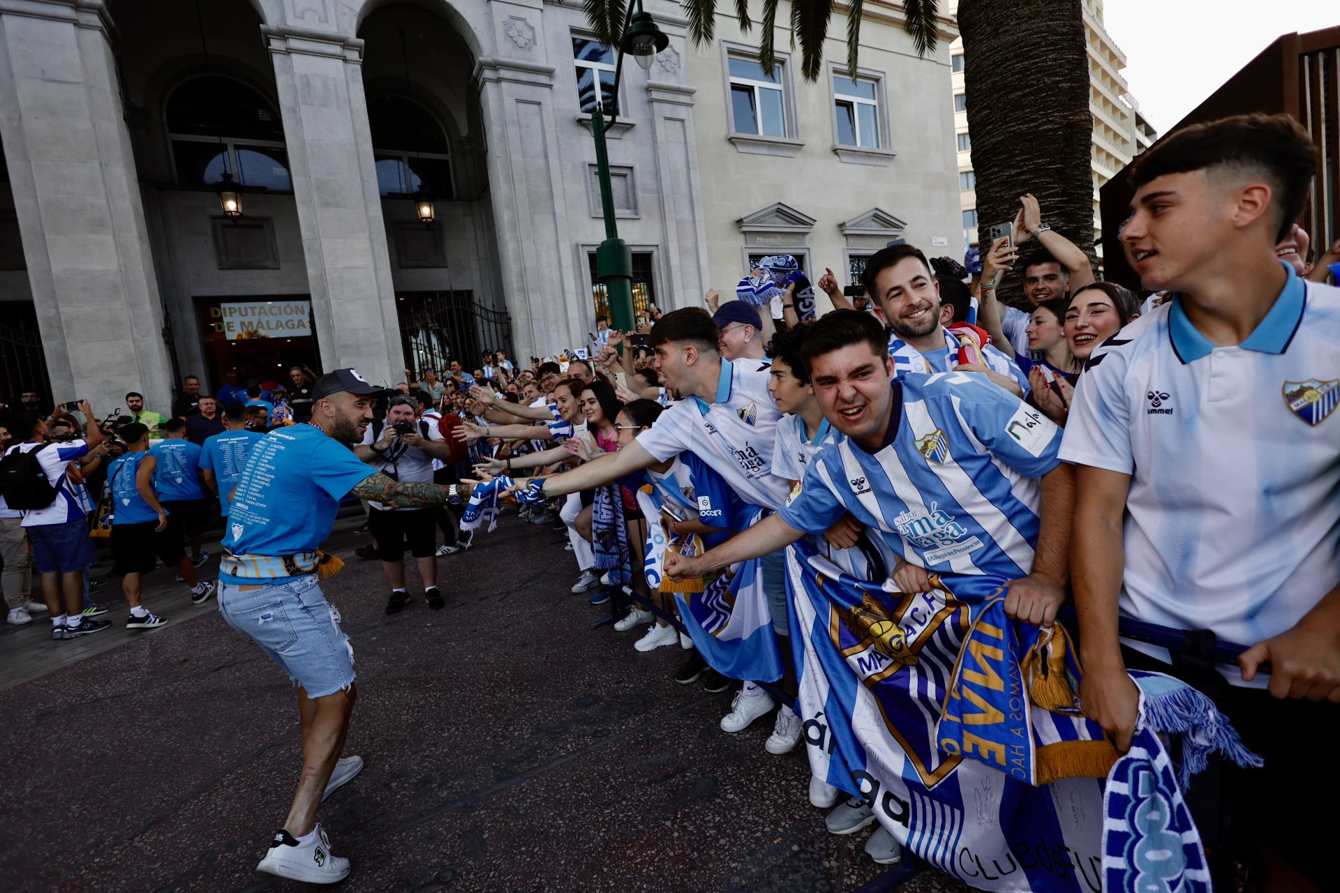 La celebración del ascenso del Málaga en la ciudad, en imágenes