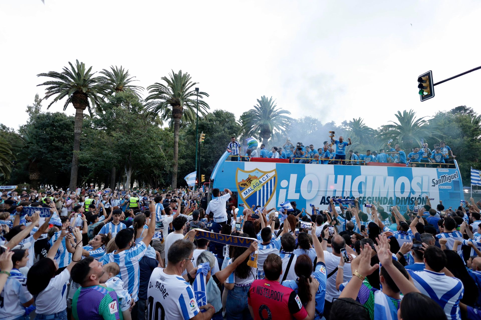 La celebración del ascenso del Málaga en la ciudad, en imágenes