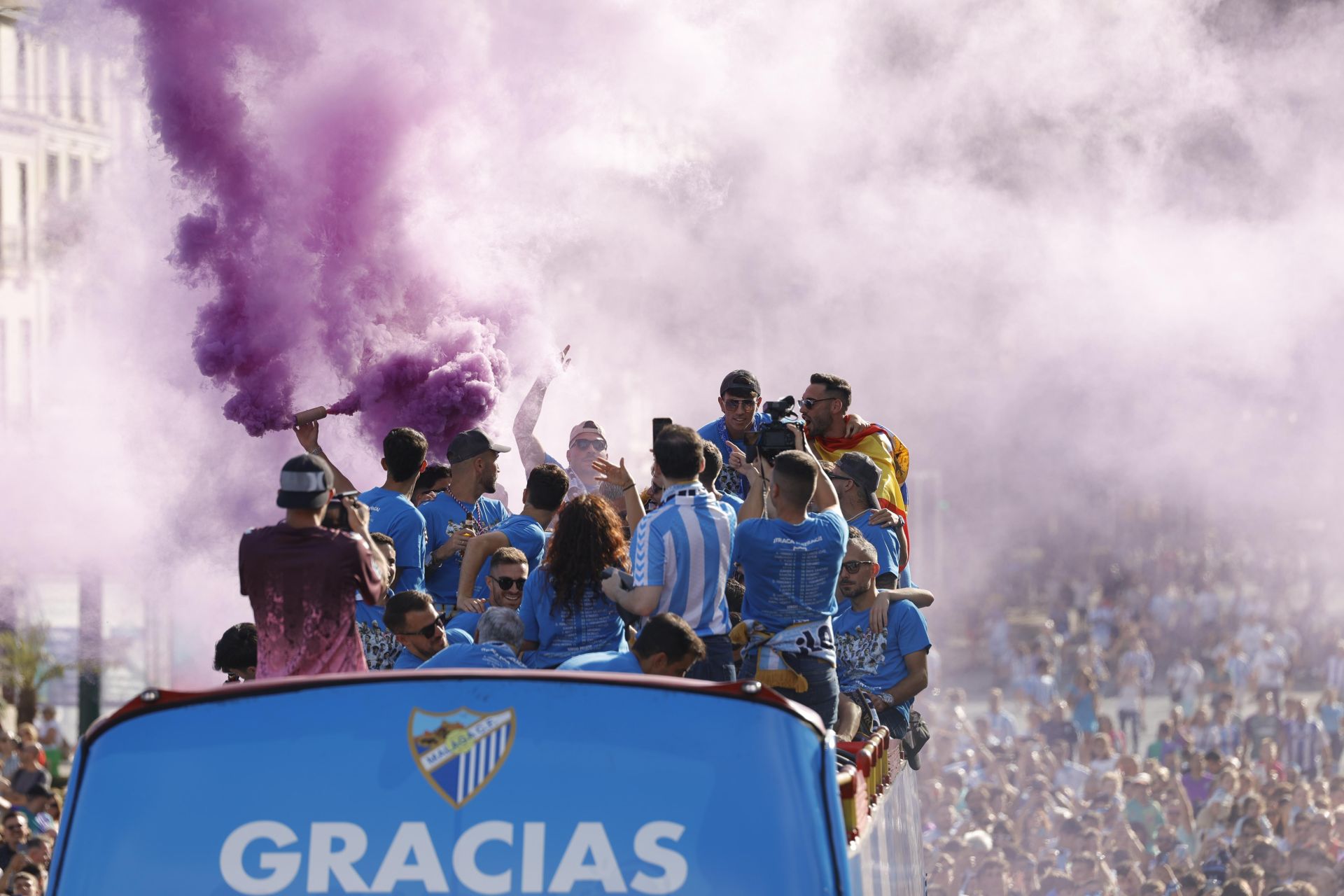 La celebración del ascenso del Málaga en la ciudad, en imágenes