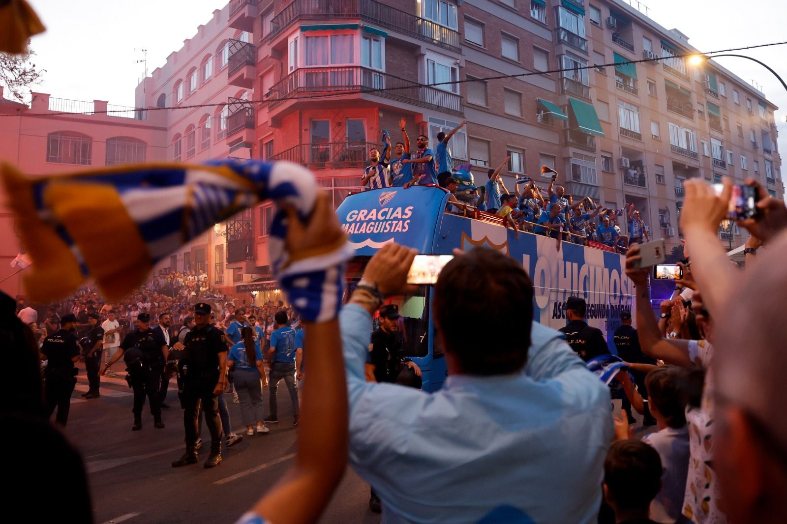 La celebración del ascenso del Málaga en la ciudad, en imágenes