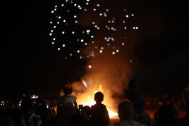 Mariela y un amplio grupo de amigos de diferentes nacionalidades cumplen con el ritual, verse la noche de San Juan en La Misericordia.