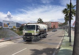 Vehículo de limpieza circulando por las calles de Mijas.