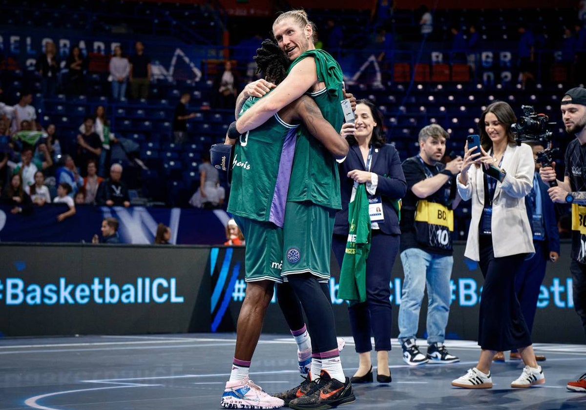 Osetkowski abraza a Perry tras ganar la Champions League.