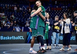 Osetkowski abraza a Perry tras ganar la Champions League.