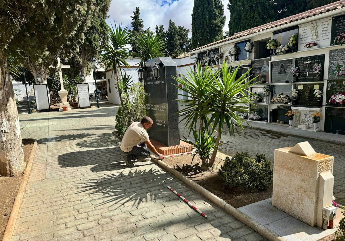 Arqueólogos comienzan los sondeos para localizar la fosa común en el cementerio de Campillos.