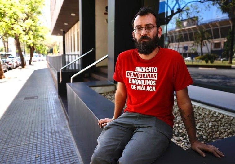 Curro Machuca, portavoz del Sindicato de Inquilinas e Inquilinos de Málaga, ayer, a las puertas de SUR.