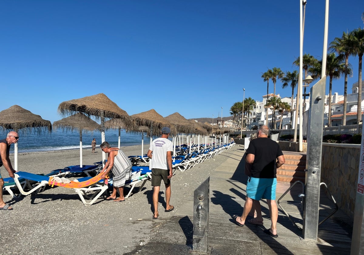 Imagen de uno de los lavapiés que aún están en funcionamiento en las playas de Nerja.