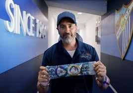 El artista contemporáneo José Luis Puche, con el brazalete de la final.