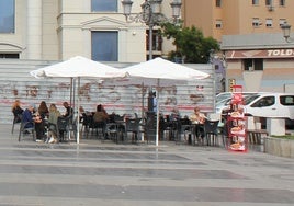 Una terraza en la plaza Pablo Ruiz Picasso.