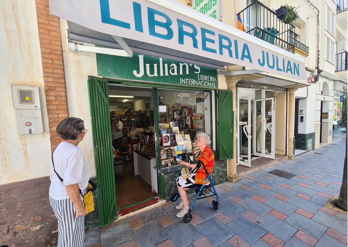 Imagen secundaria 1 - Ambiente en los últimos días de la Librería Julian en Fuengirola.