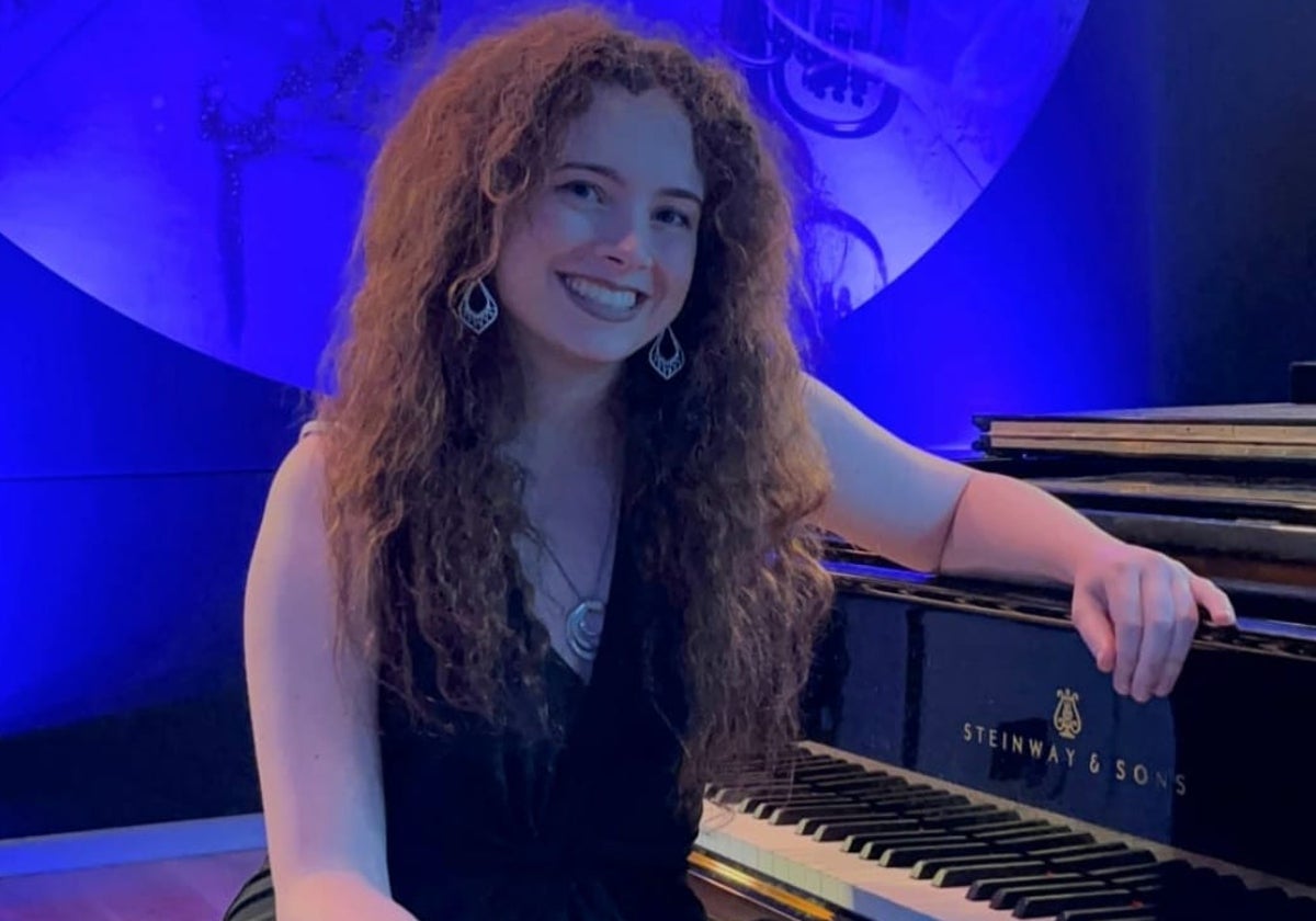 Marina Berlanga Muñoz sentada al piano.