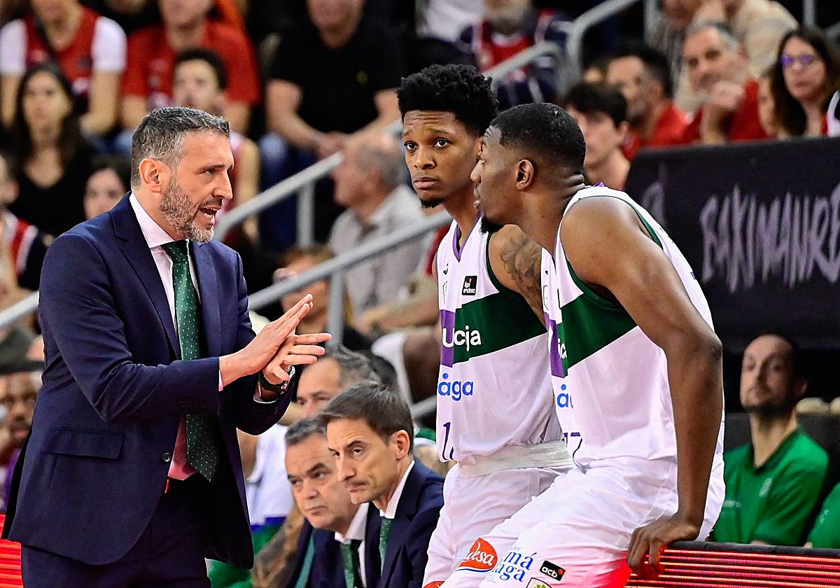 Ibon Navarro da instrucciones a Carter y Sima.