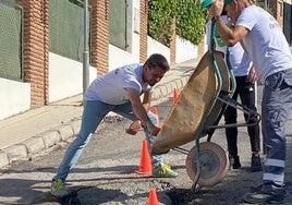 El concejal andalucista de Vélez-Málaga, José Pino, en una de las actuaciones en Benajarafe.