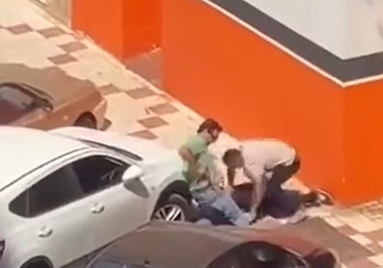 Instante de la detención de uno de los ladrones por una dotación de agentes de paisano, que pasaba por la zona.