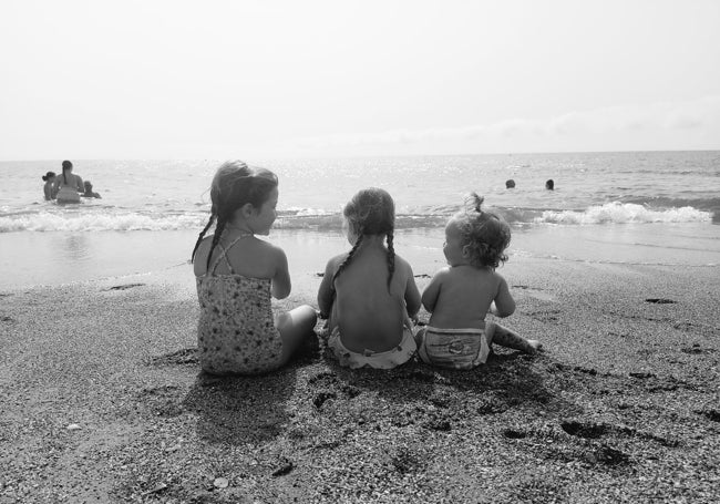 Las hermanas de Victoria junto a ella en la playa