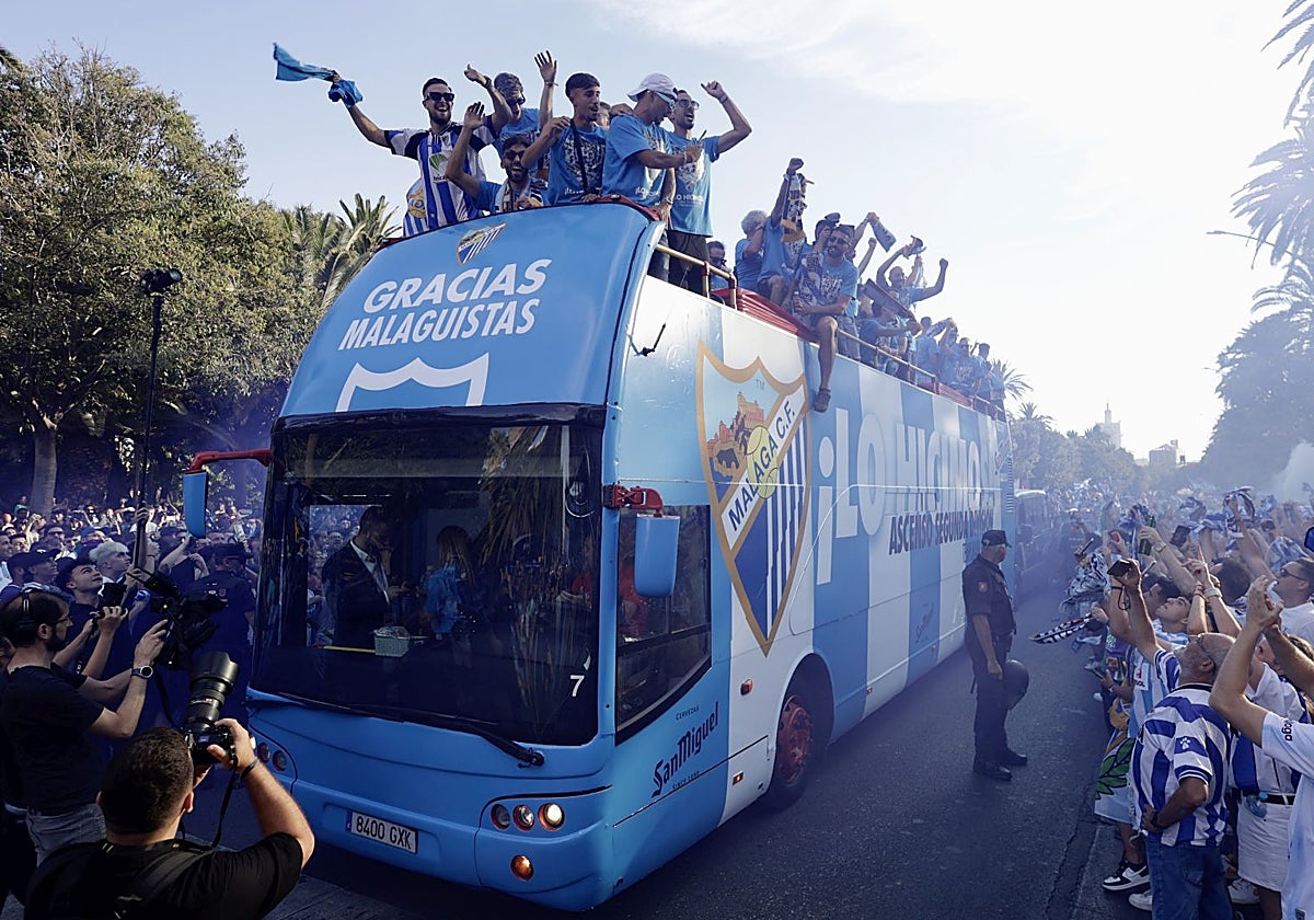Los jugadores del Málaga, en plena celebración con las calles repletas de aficionados.