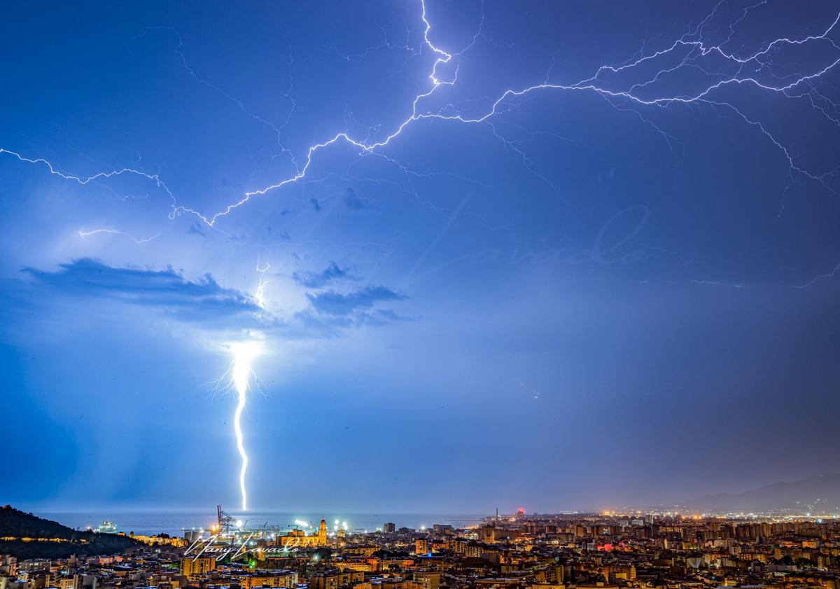 Imagen principal - Rayos sobre Málaga capital, Archidona yMijas Pueblo