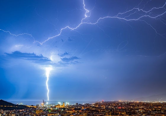 La tormenta sobre la Bahía de Málaga, durante la noche del miércoles al jueves.