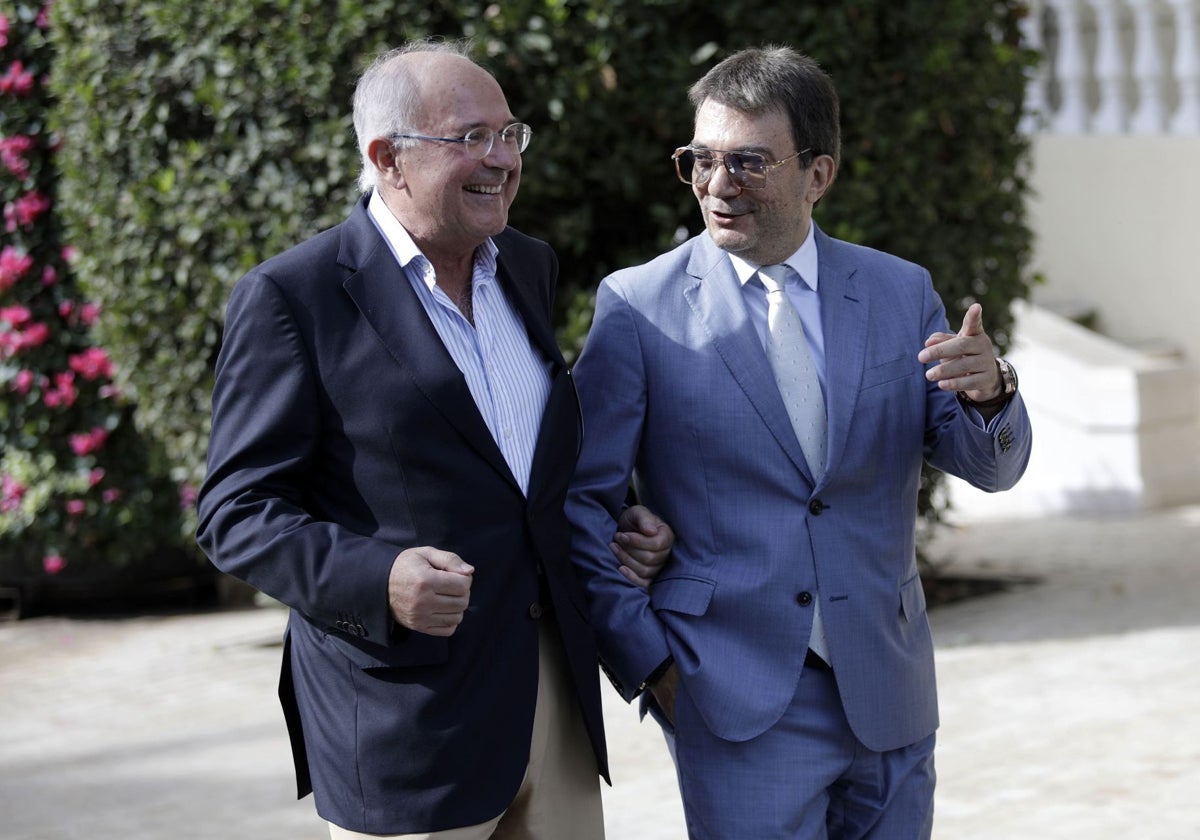 El abogado José Carlos Aguilera y Jamal Satli, propietario de BlueBay.