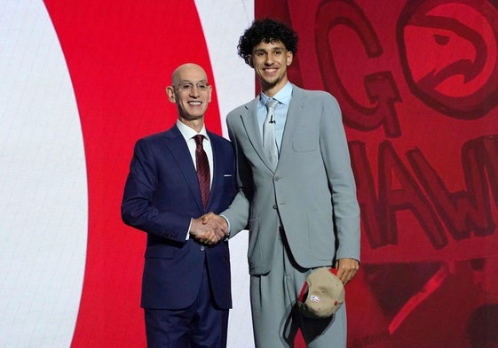 Adam Silver y Zaccharie Risacher, en el Barclays Center de Brooklyn (Nueva York), donde se celebró la gala del Draft un año más.