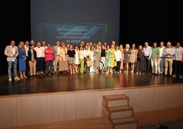 Los homenajeados, con las autoridades, en el teatro municipal de Torrox.