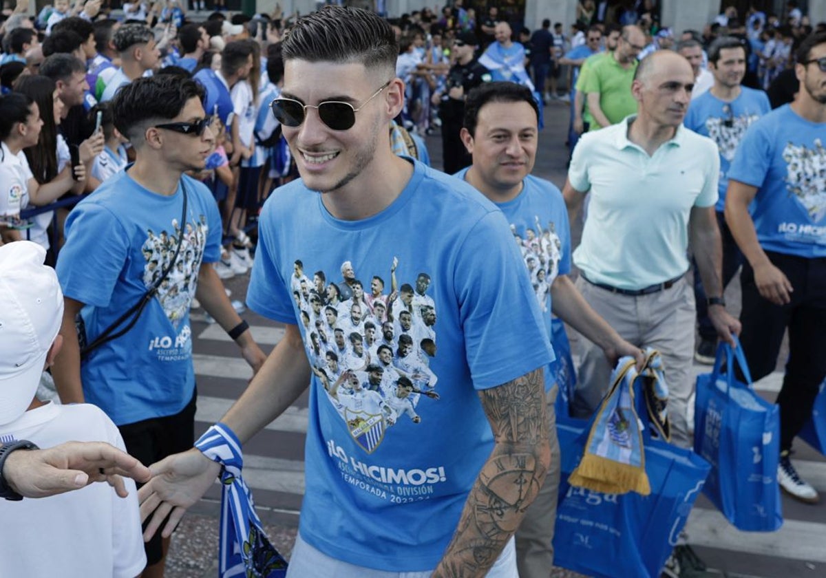 Roberto, con la camiseta conmemorativa que va a sacar a la venta el club.