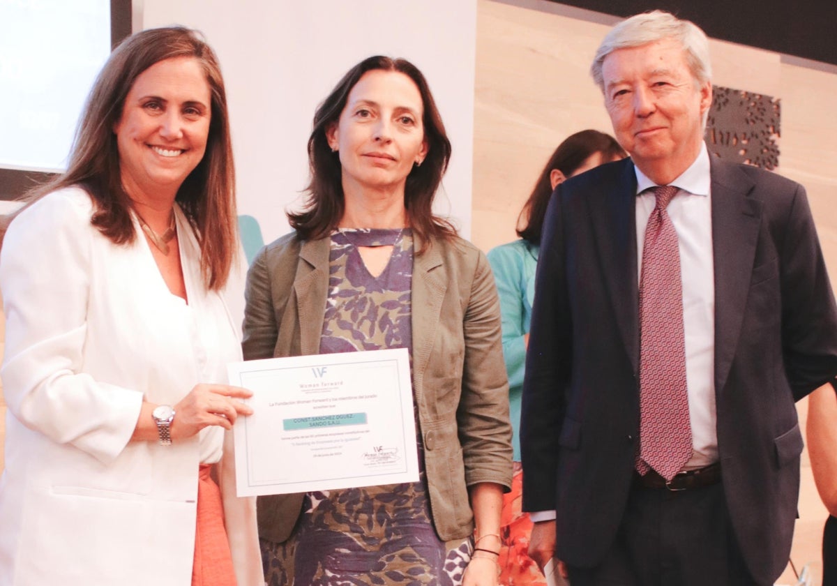 Esther Sánchez Manzano, consejera delegada de Sando (centro), con el reconocimiento.