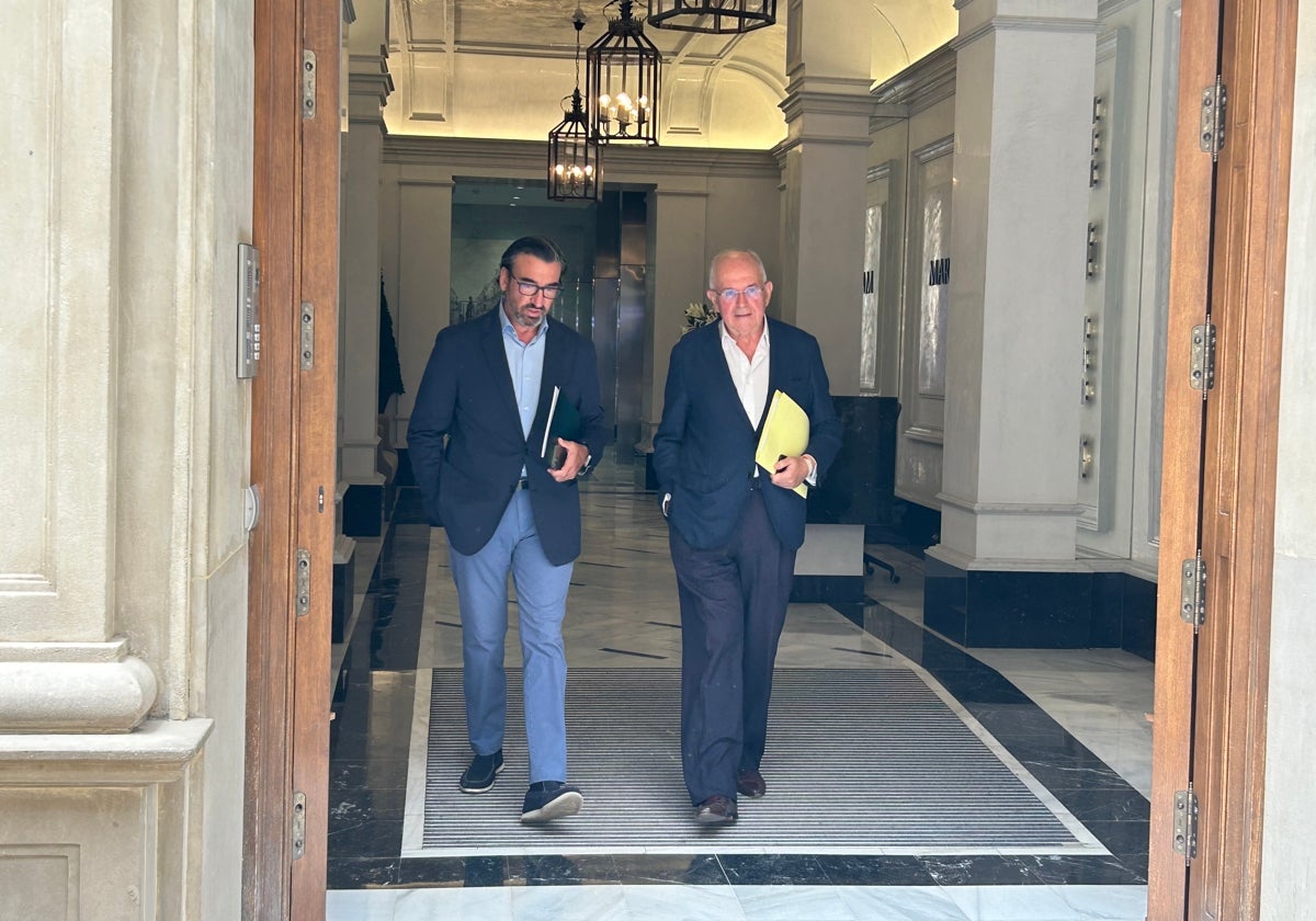 Javier García Macías y José Carlos Aguilera, saliendo de la reunión mantenida con José María Muñoz en la calle Larios.