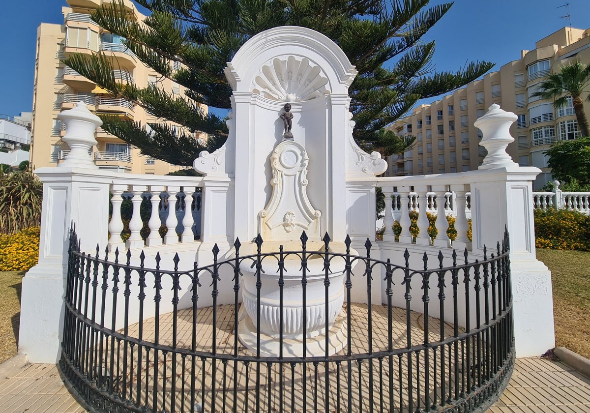 Vista de la escultura del Manneken Pis en el paseo marítimo de Benalmádena.