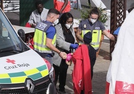 Migrantes son atendidos a su llegada a Canarias.