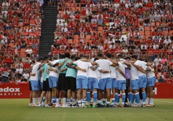 Los jugadores del Málaga hacen una piña en Taragona el día del ascenso antes de jugar.