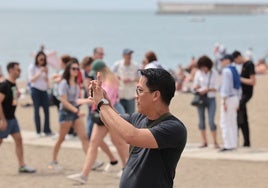 Turista inmortaliza el ambiente de una playa de la capital de la Costa.